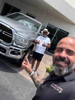 Cliente satisfeito com a compra do carro nos EUA, ao lado do David